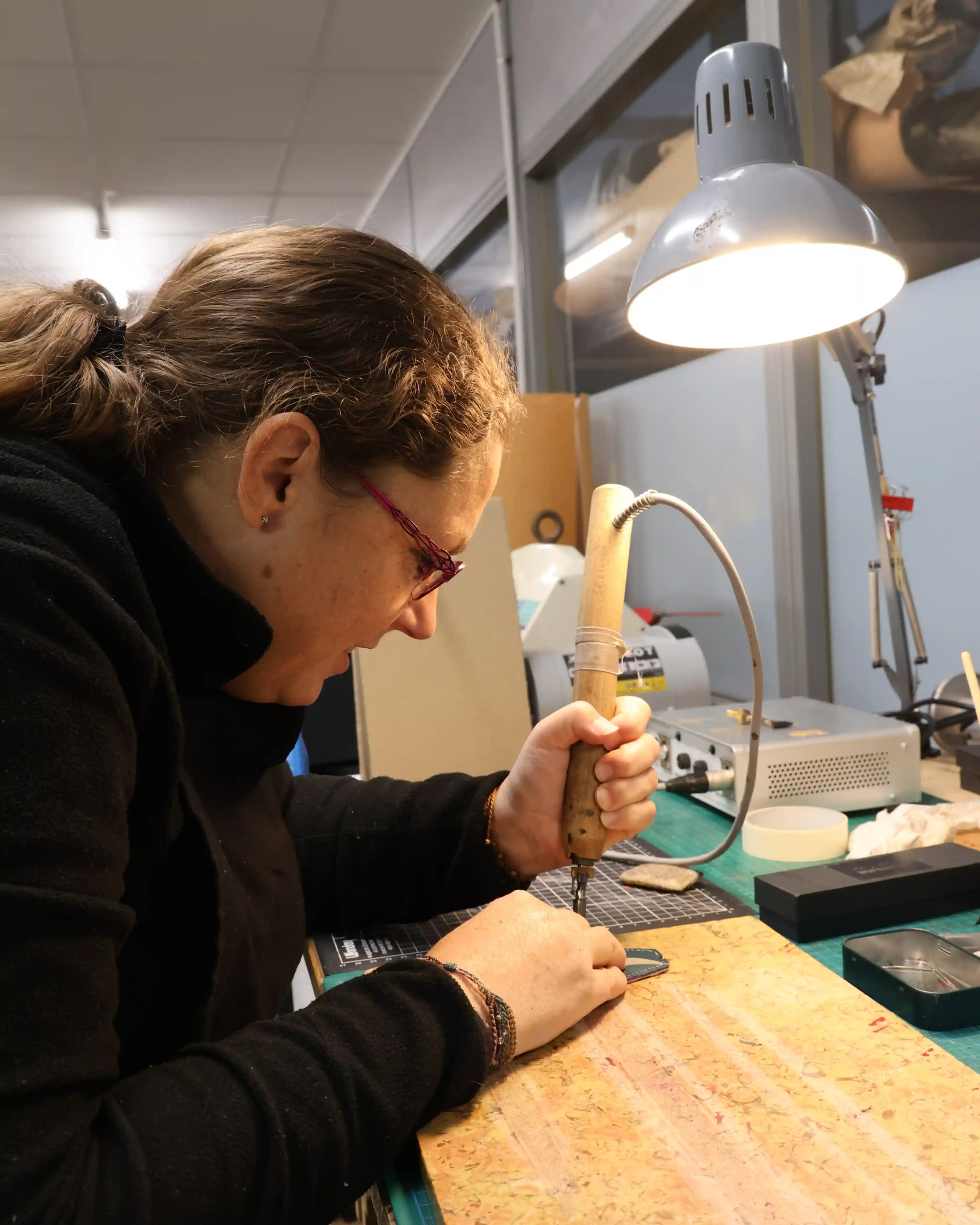 Une photo d'une réaIisation de Carine Dazy en immersion maroquinerie à La Cité du Faire