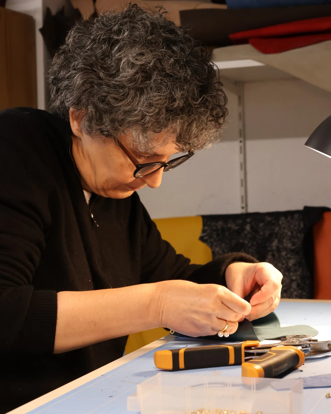 Travail du cuir et découpe manuelle lors d'un stage en maroquinerie.