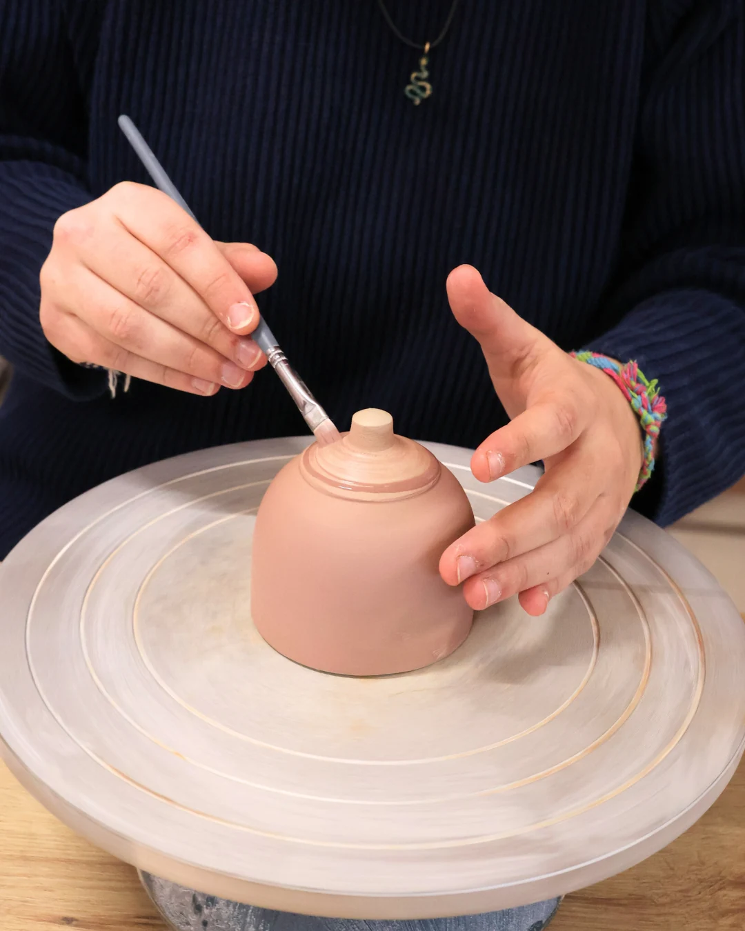 Détail du travail de la terre lors d'un stage découverte artisanat