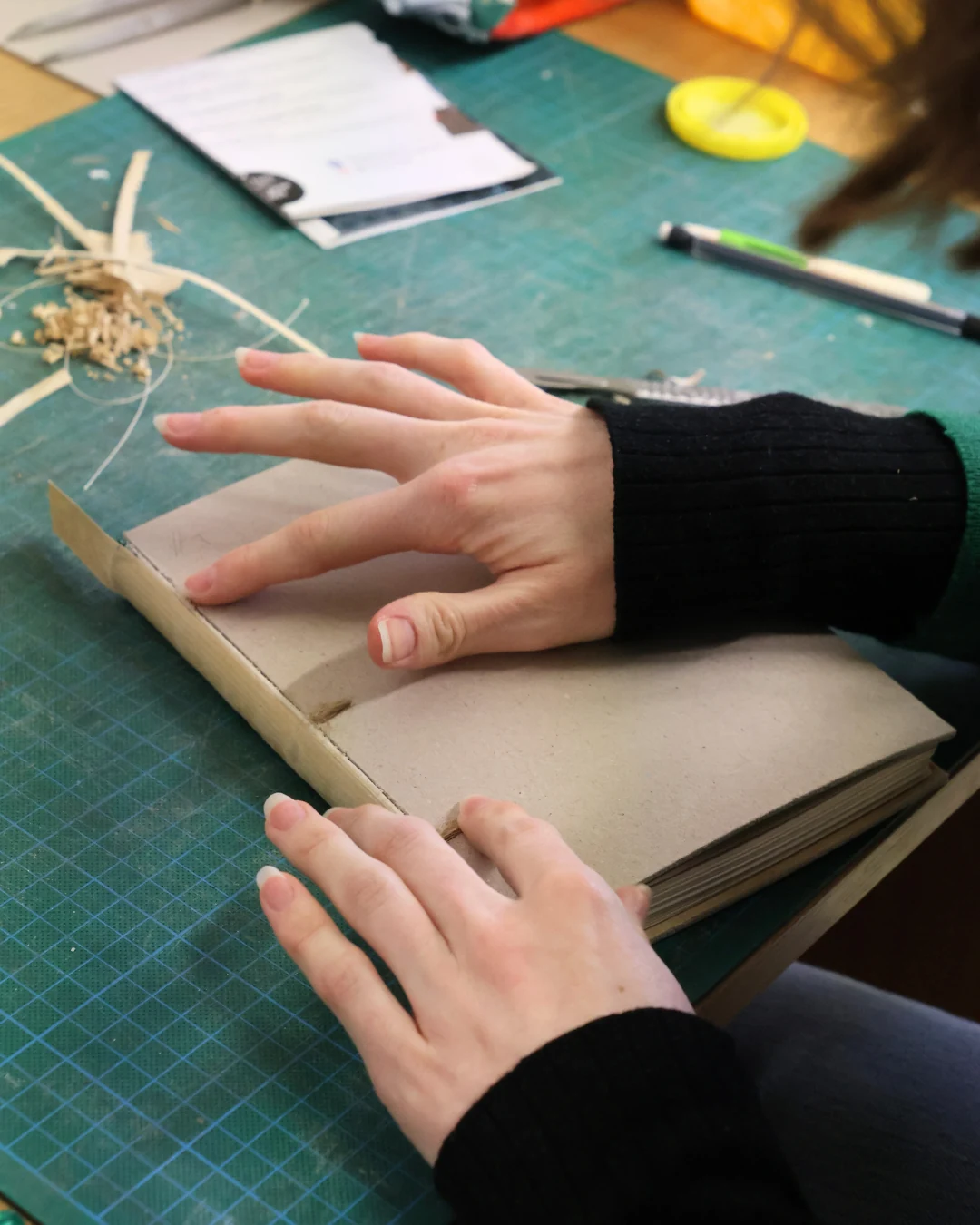 Apprentissage des techniques de reliure et dorure lors d'une immersion dans les métiers d'art.