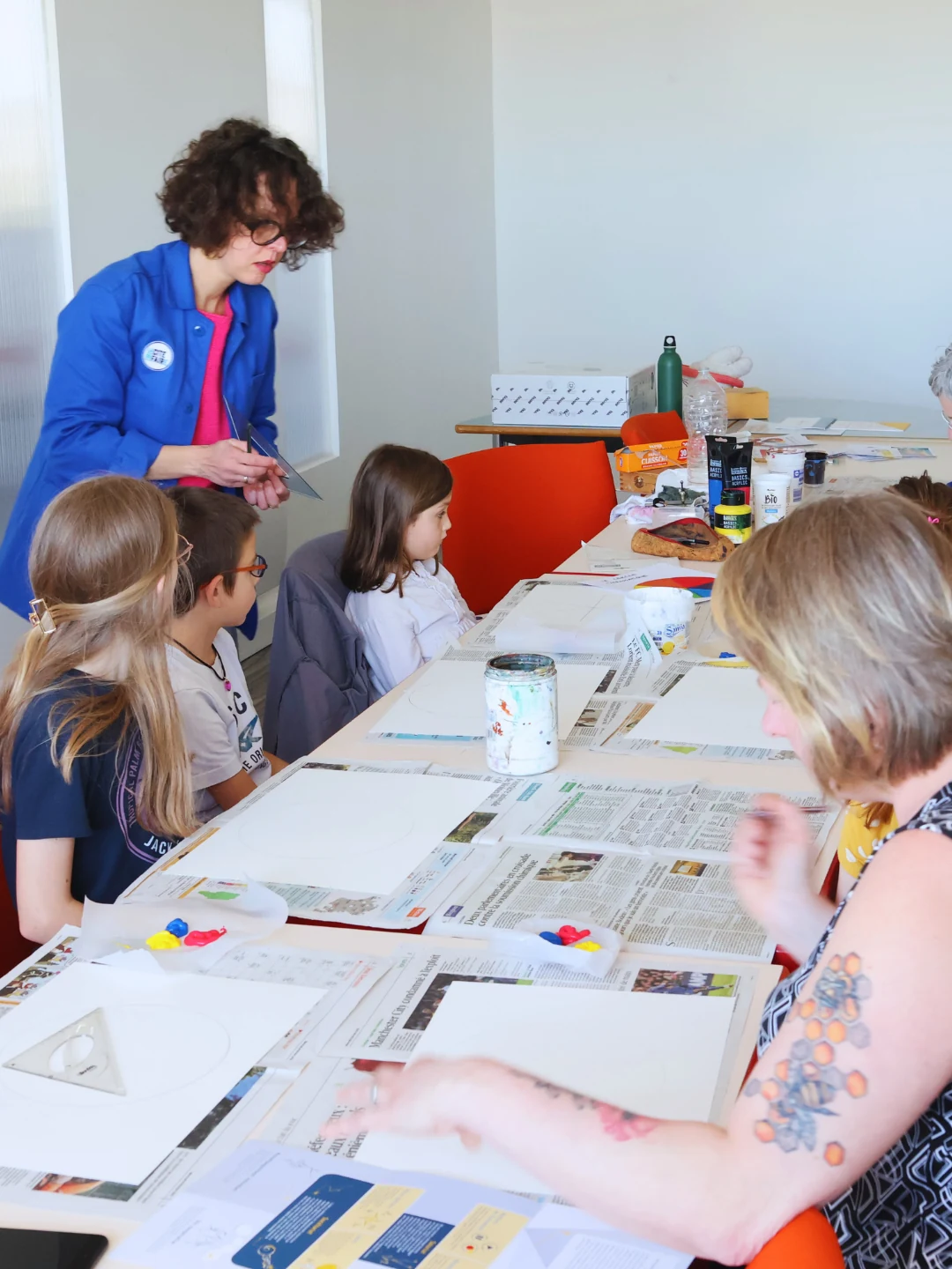 Visiteurs découvrant les ateliers d'artisanat lors des JEMA 2025 à la Cité du Faire