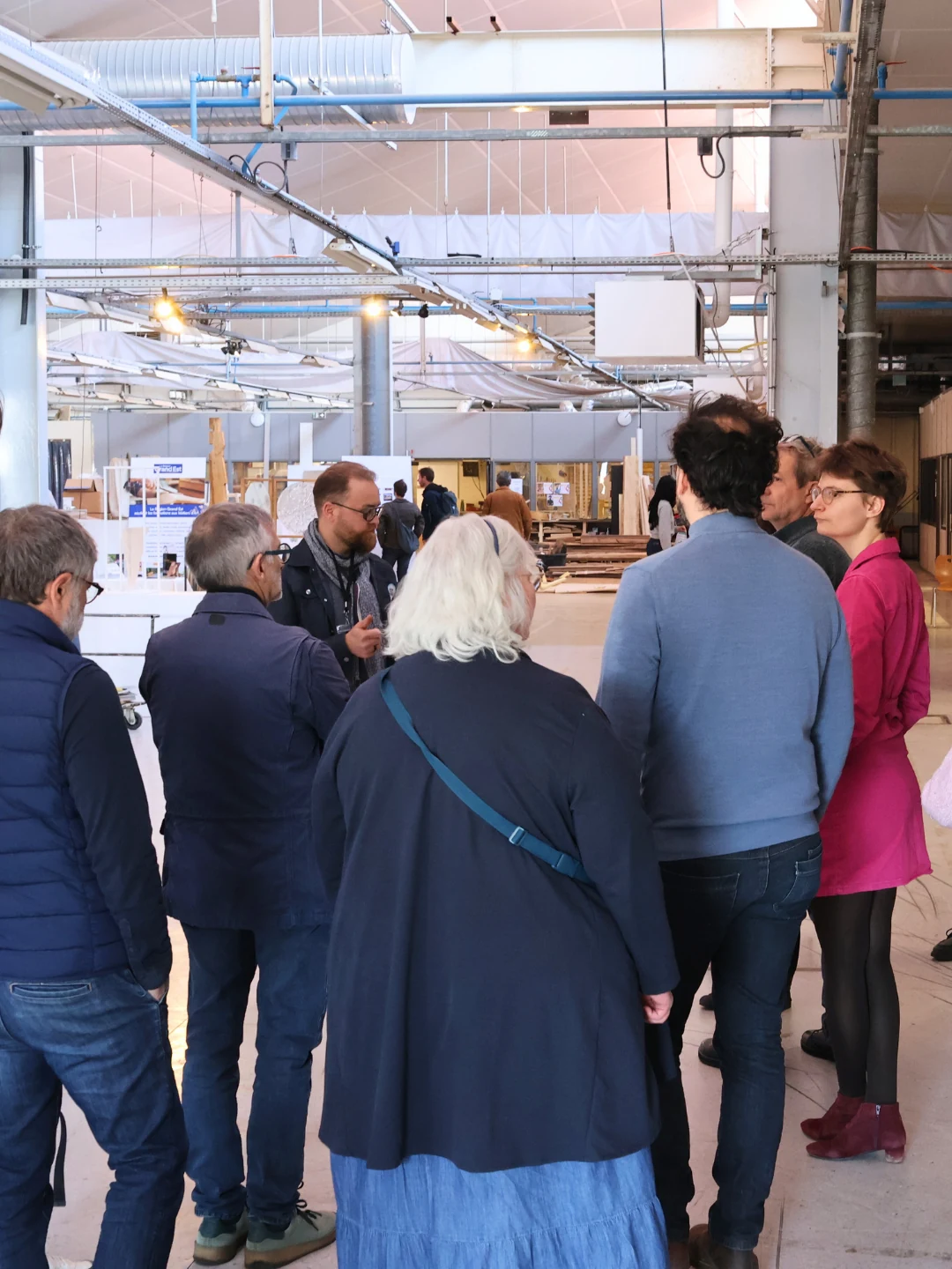 Visiteurs découvrant les ateliers d'artisanat lors des JEMA 2025 à la Cité du Faire