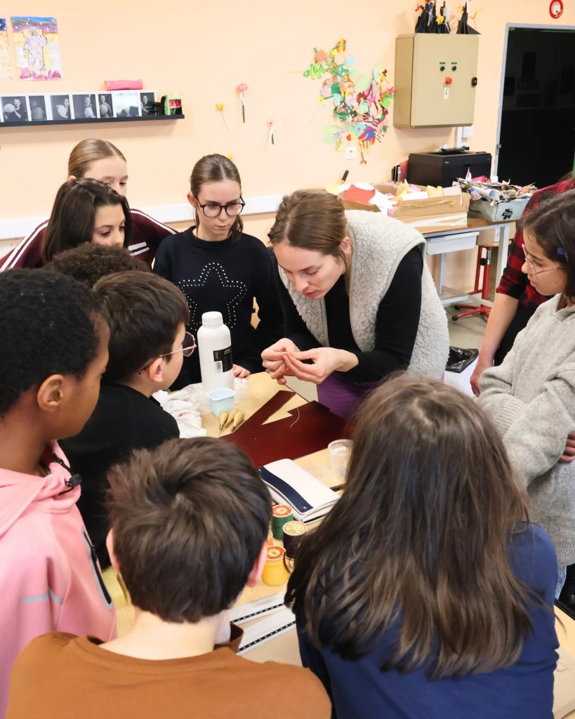 Les élèves de 6e montrent leur trousse en cuir.