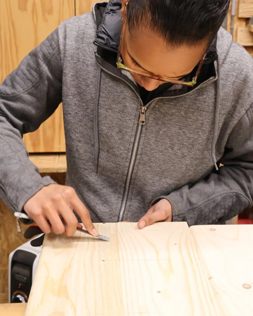 Mélodie Tarrieu dans l'atelier bois lors de son stage ébénisterie à La Cité du Faire.