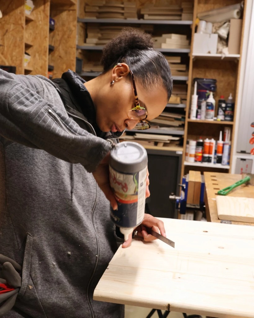 Mélodie Tarrieu dans l'atelier bois lors de son stage ébénisterie à La Cité du Faire.