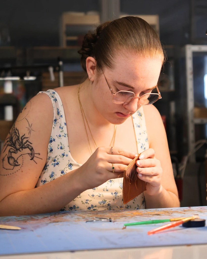 Créations en cuir réalisées par Clara durant son stage de maroquinerie à la Cité du Faire.