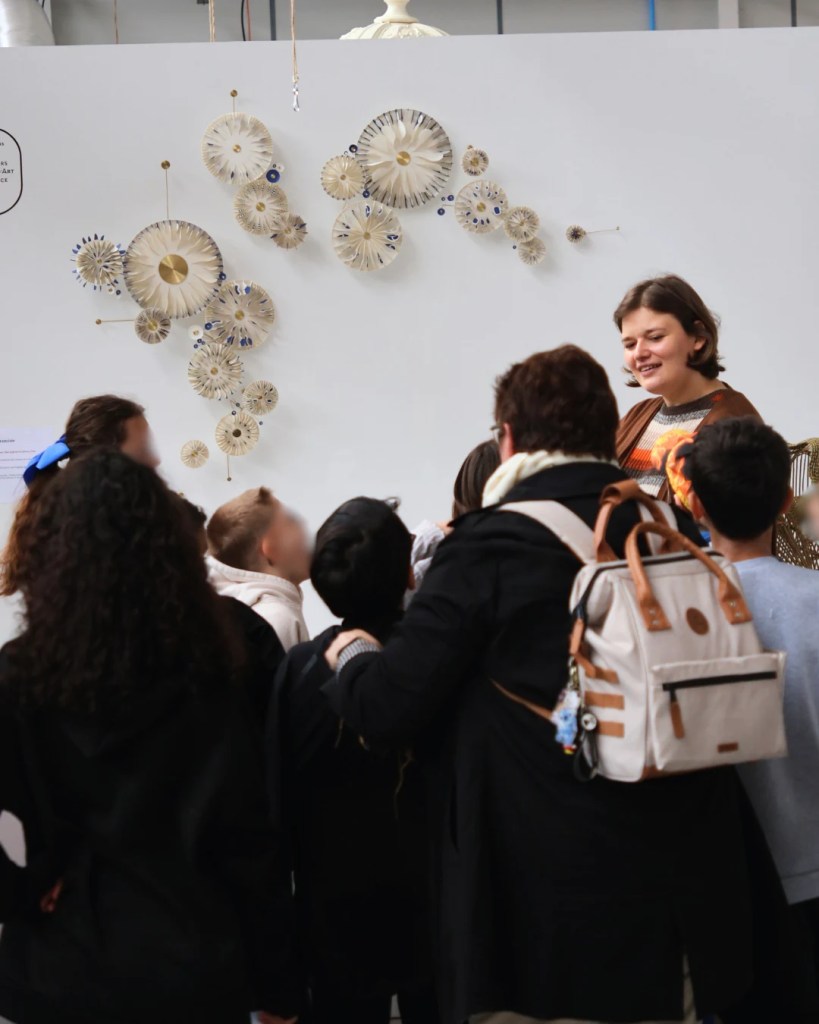 Élèves en pleine visite d'atelier avec les artisans résidents de La Cité du Faire lors des Journées Européennes des Métiers d'Art. stage ingénierie pédagogique artisanat