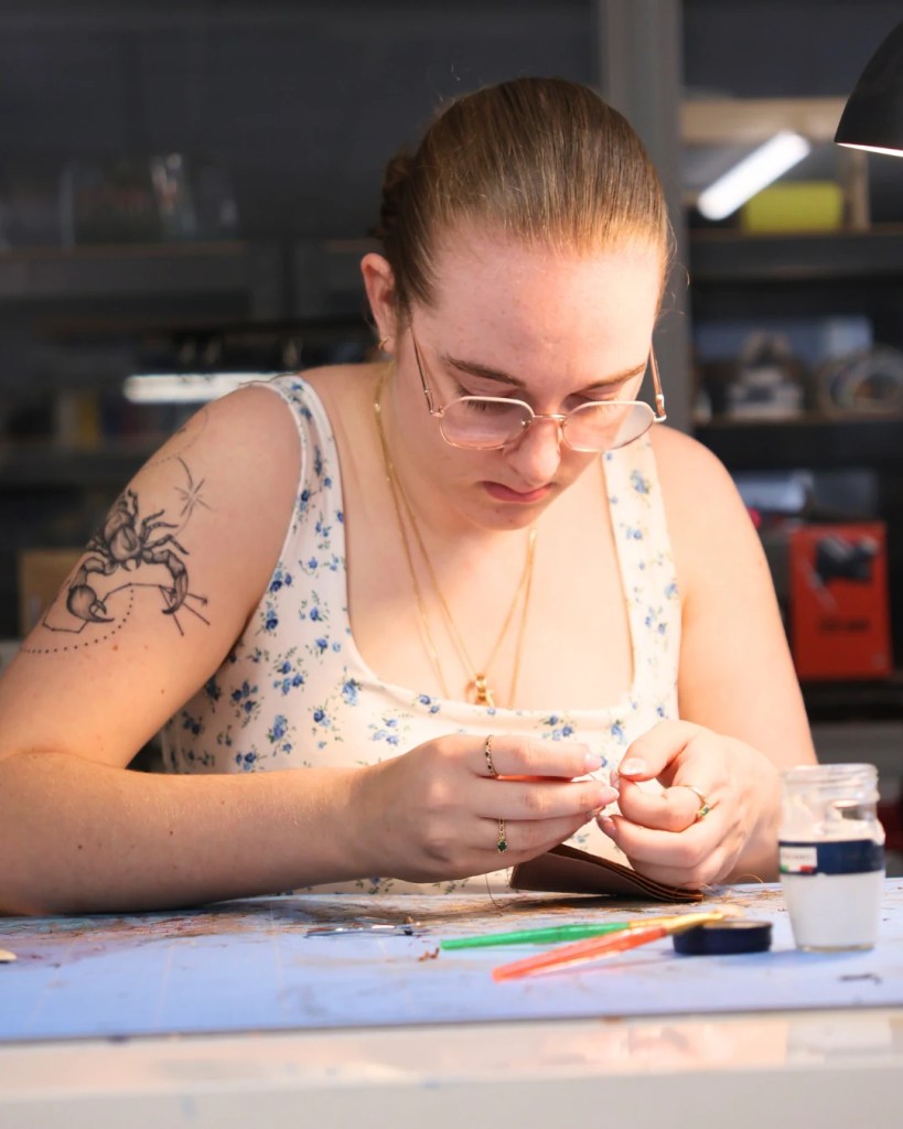 Créations en cuir réalisées par Clara durant son stage de maroquinerie à la Cité du Faire.