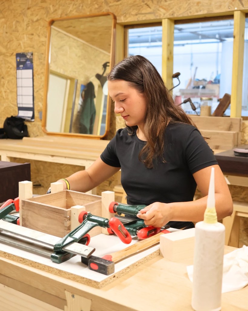 Détail de la boîte en bois avec assemblage en queue d'aronde et marqueterie fabriquée par Margot.