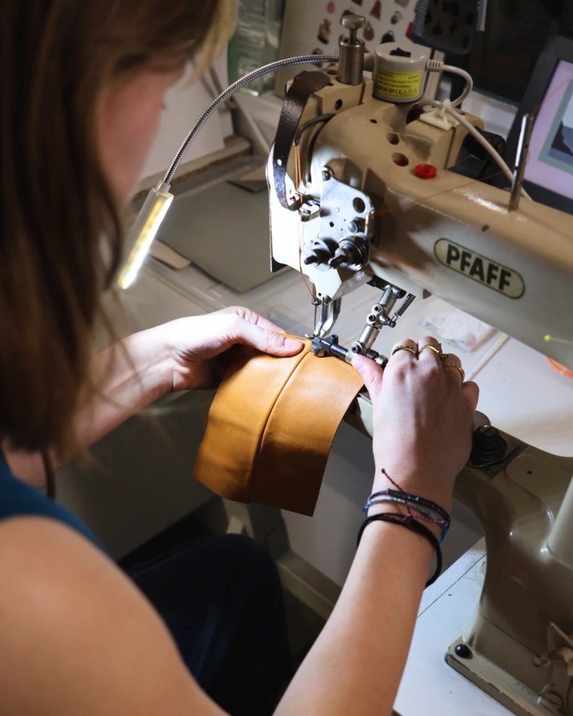 Outils de travail du cuir et chutes utilisées par Daphnée Piernot pour ses projets de design lors de son stage en maroquinerie à Nancy.