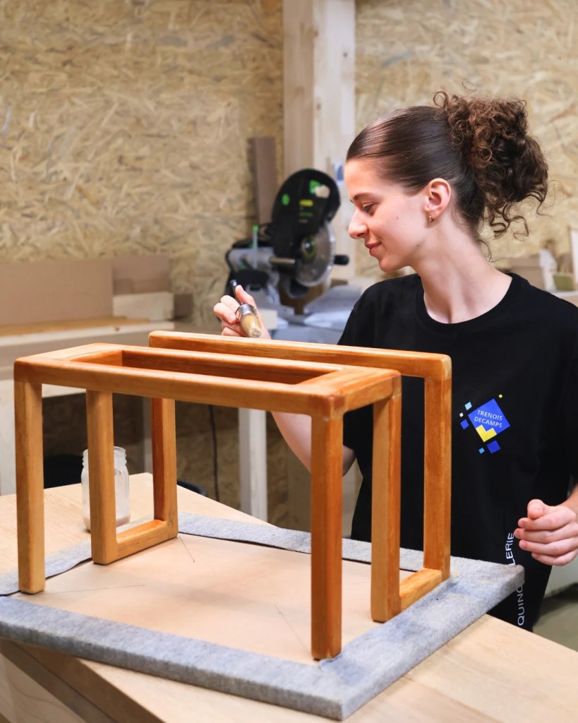 Objet en bois designé et fabriqué sur mesure par Pauline durant son stage ébénisterie à Nancy au sein de la Cité du Faire.