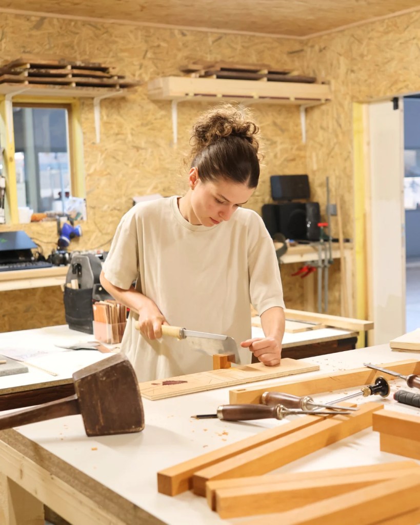 Objet en bois designé et fabriqué sur mesure par Pauline durant son stage ébénisterie à Nancy au sein de la Cité du Faire.