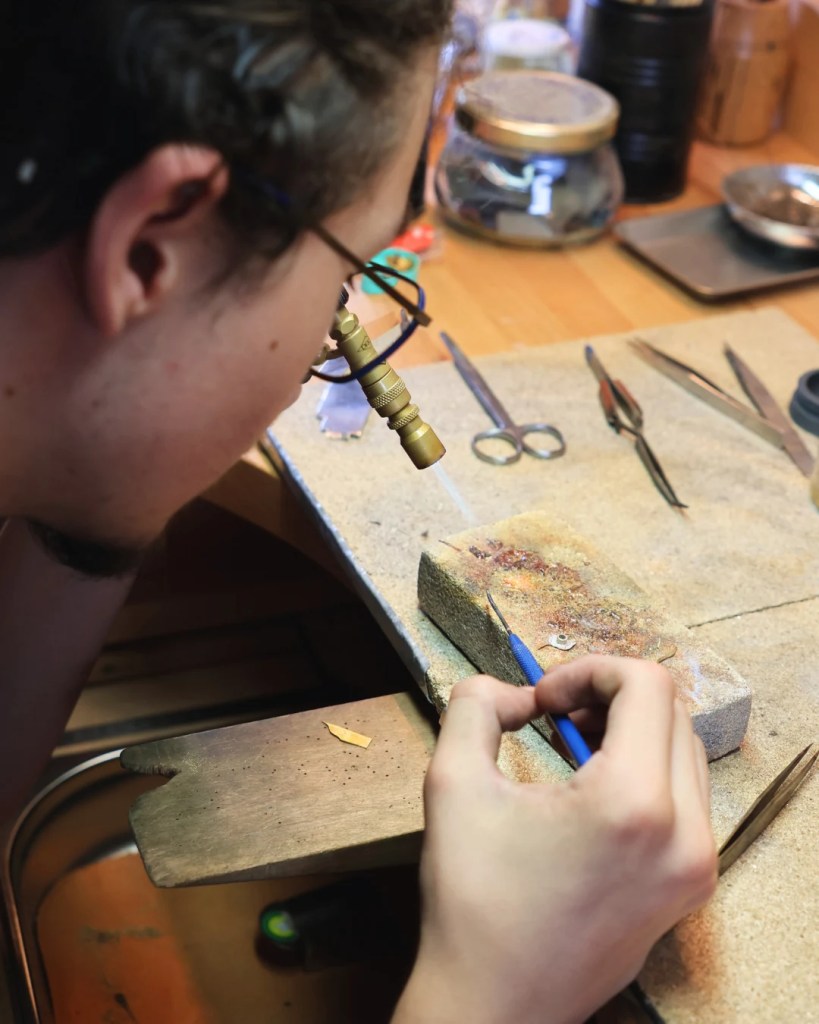 Benoît réalisant son stage découverte joaillerie dans l'atelier de Juliette Tincelin à La Cité du Faire.